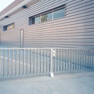 puerta batiente industrial galeria M Luque